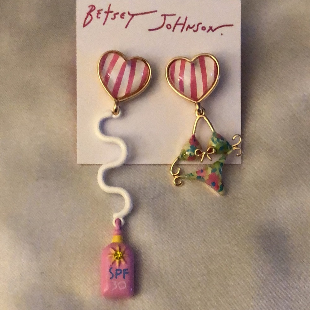 Betsey Johnson Bikini & Sunscreen Mismatch Drop Earrings Acrylic Heart NWT - Picture 10 of 14